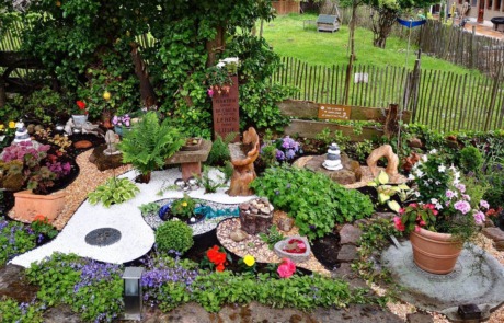 2020-6-15 Schatten-Kies-+Kunstbeet Kies und Kunstbeet am Seminarzentrum